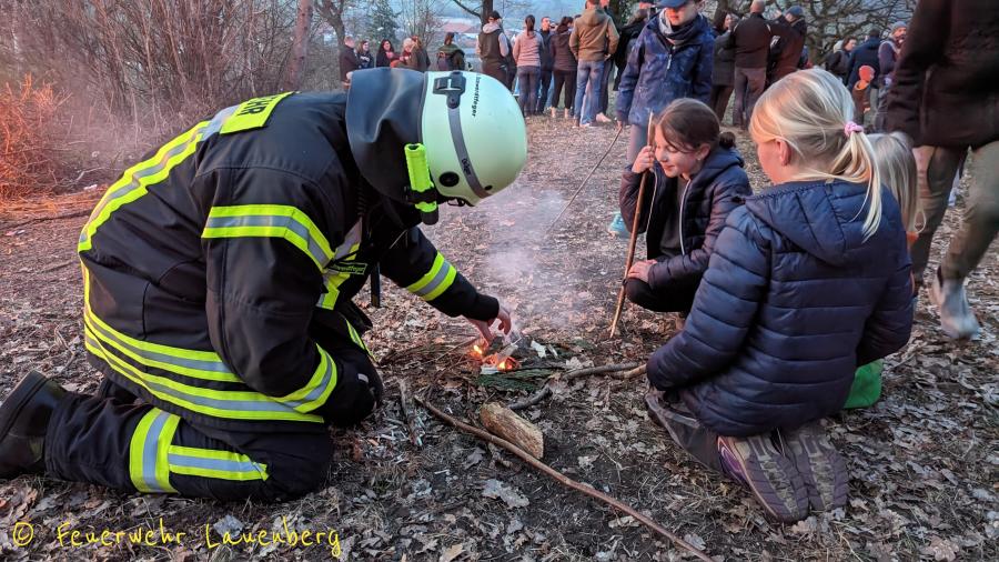 Nachhilfe im Lagerfeuer entfachen